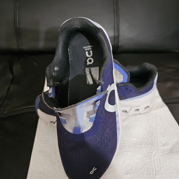 On sneakers - Picture 8 of 9